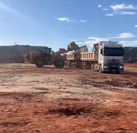 Wheel loader loading a PSSG side tipper